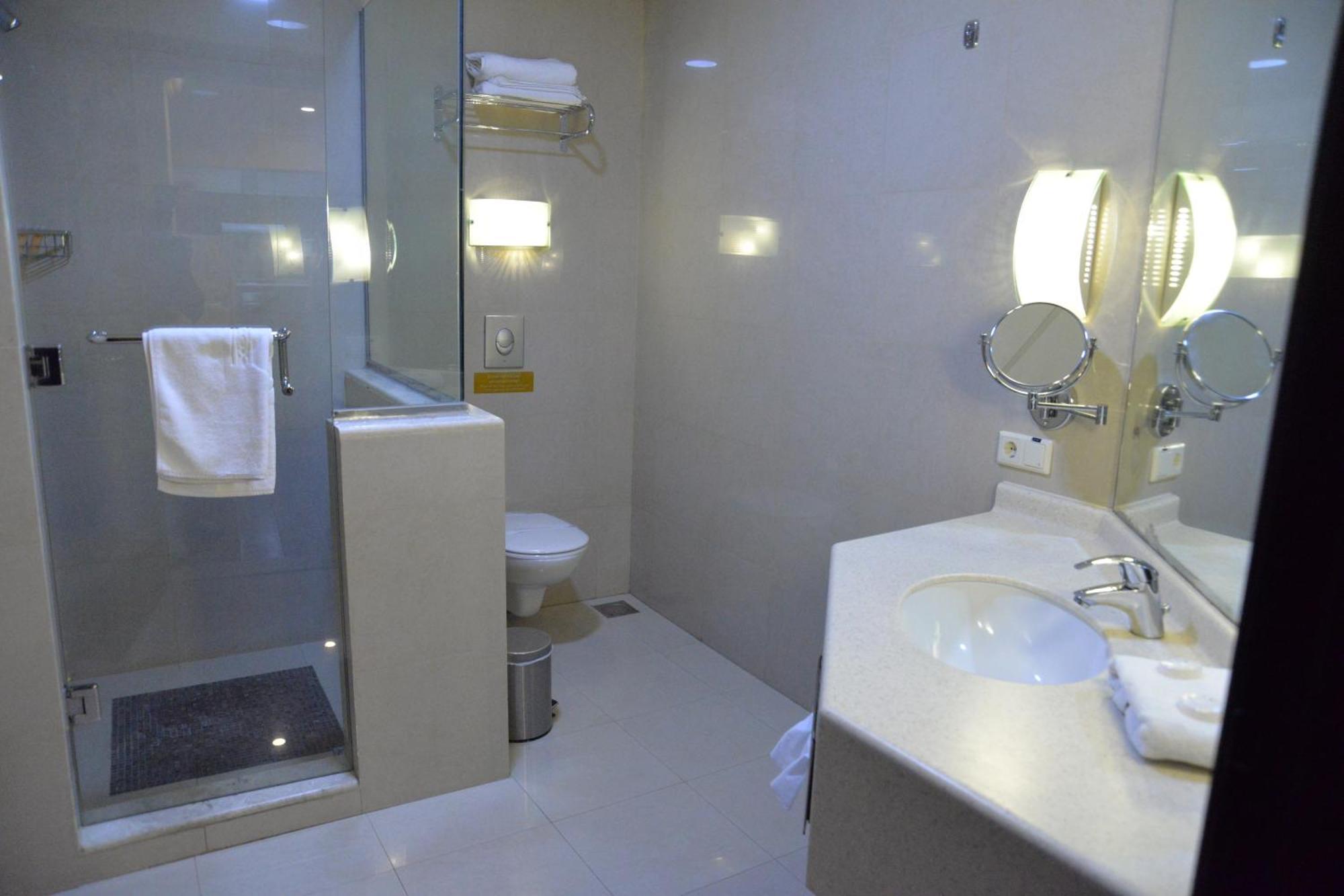 The Palace Suites Khobar Buitenkant foto