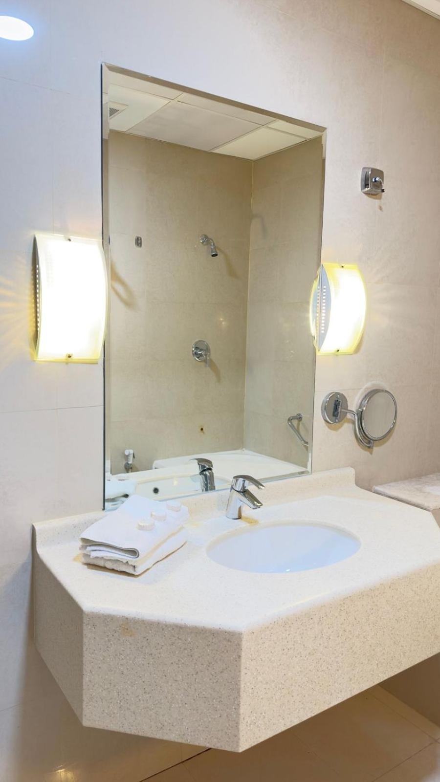The Palace Suites Khobar Buitenkant foto