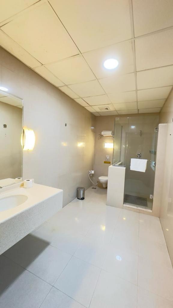 The Palace Suites Khobar Buitenkant foto