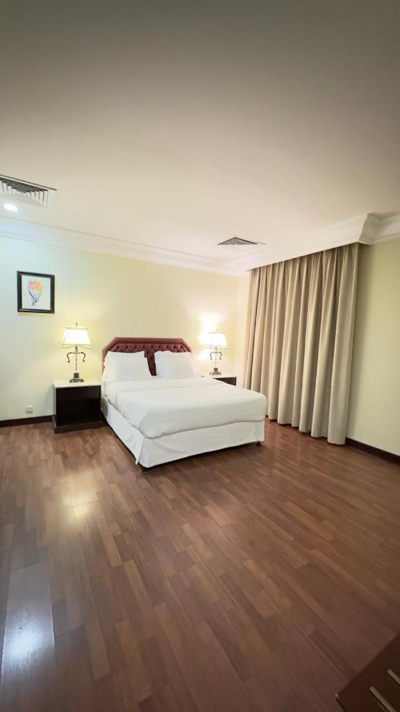 The Palace Suites Khobar Buitenkant foto