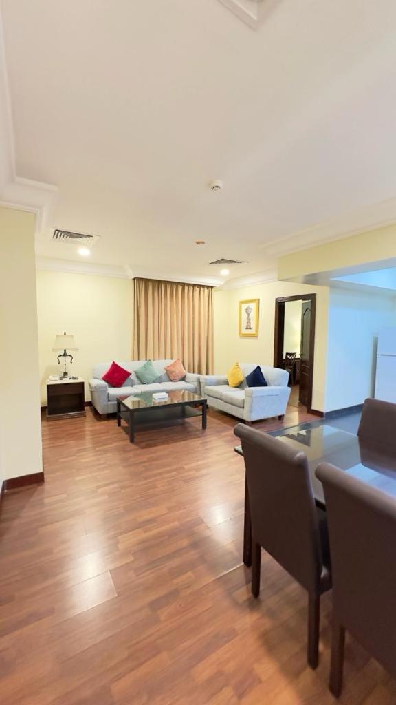 The Palace Suites Khobar Buitenkant foto