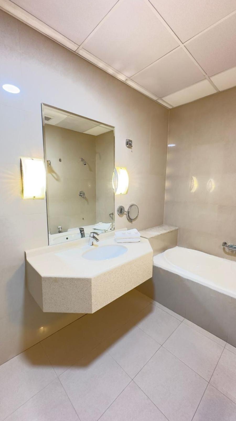 The Palace Suites Khobar Buitenkant foto